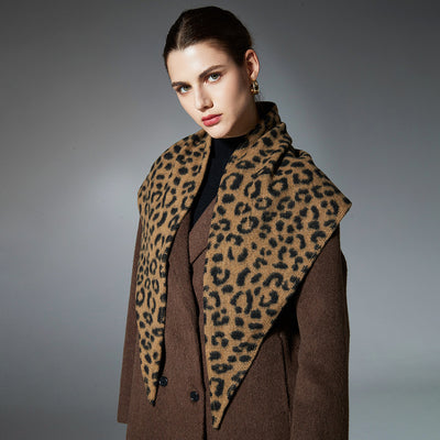 Chal Triangular Reversible con Estampado Leopardo - Colección Otoño Invierno