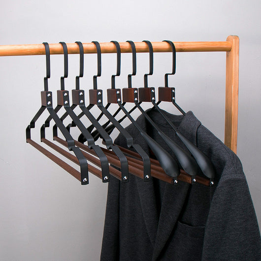 Perchero de Lujo Minimalista con Hombros Anchos en Hierro y Madera - Image 20