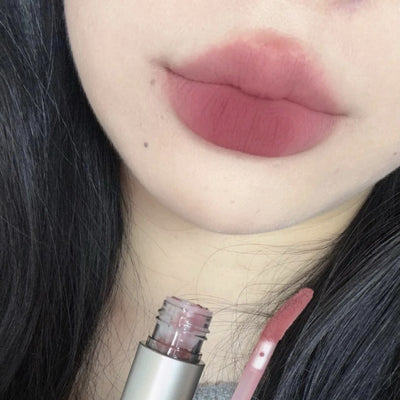 Labial Mate Velvet Tubo Plateado - Tono Leche Té Baja Saturación - Image 7