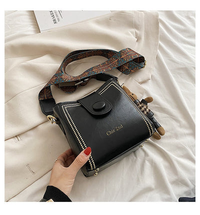 Bolsa Mensajera Retro con Textura Premium - Image 18