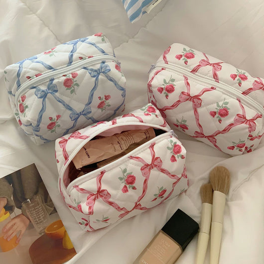 Bolsa de Cosméticos Viajera con Diseño de Corazón y Moño - Image 2