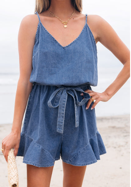 Mono Chambray Azul Ashleigh con Tirantes Finos, Escote V y Volantes - Image 5