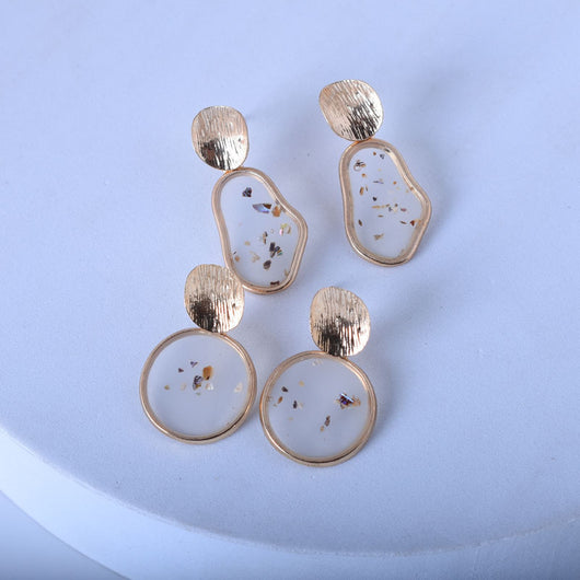 Aretes Geométricos Irregulares con Incrustaciones de Concha Rota