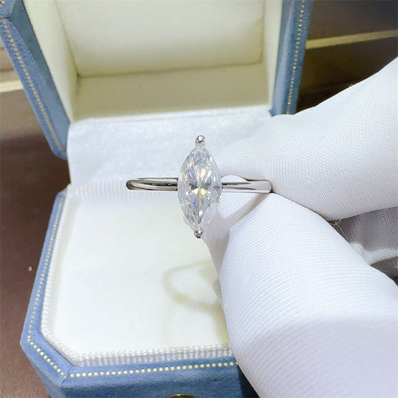 Anillo de Moissanita Talla Ojo de Caballo Púrpura Clásico