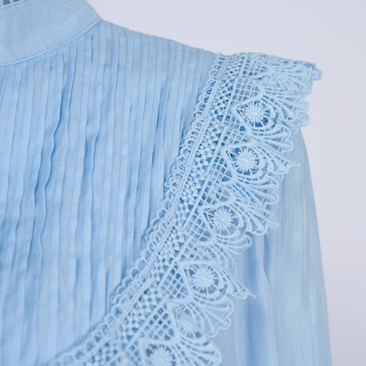 Falda Larga Elegante con Blusa Bordada y Mangas Linterna Ajustadas - Image 11