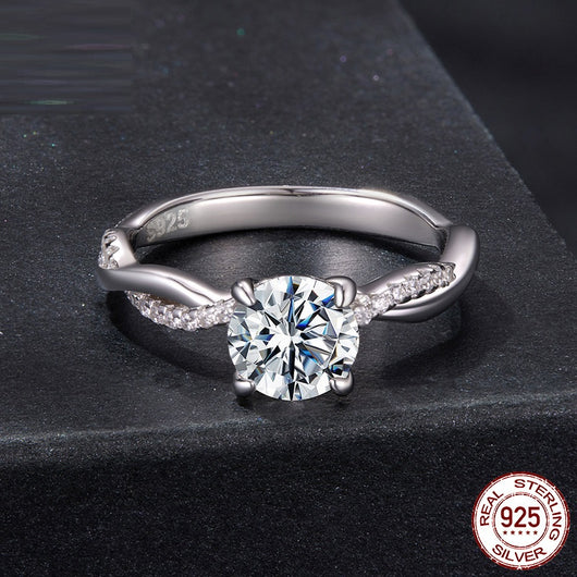 Anillo de Moissanita de 1 Quilate D Color con Diseño de Garra Retorcida - Image 4