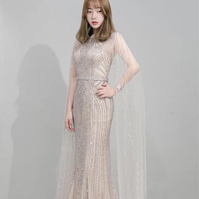 Vestido Largo Anfitriona con Manga Flotante y Cierre de Cola de Pez