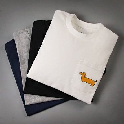 Playera con Bolsillo Estampado Dachshund