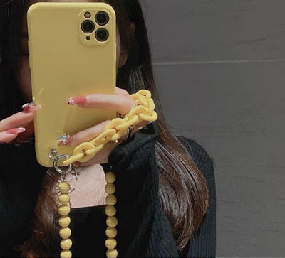 Funda Amarilla para Teléfono con Cadena de Cuentas - Image 4