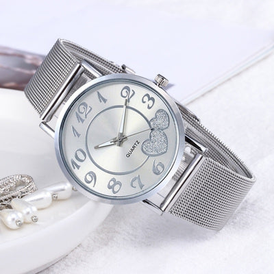 Reloj de Pulsera Dama Malla Dorada con Diseño de Corazón - Image 4