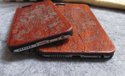 Funda para móvil con tallado en madera artesanal - Image 3