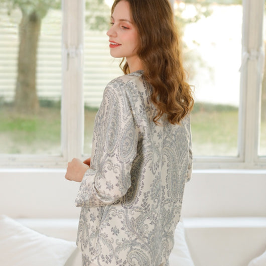 Pijama de Satén para Mujer Estilo Retro con Cuello Abierto y Manga Larga - Image 12