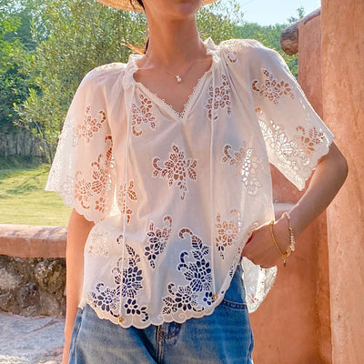 Blusa Blanca Estilo Francés con Encaje Bordado y Manga Corta - Image 2