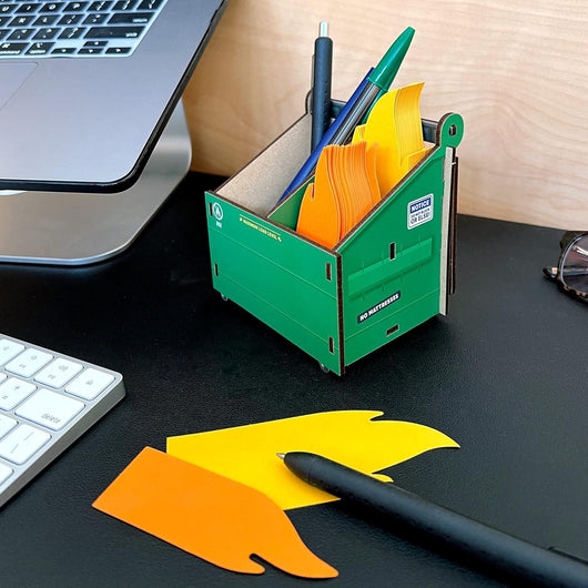 Organizador de escritorio estilo contenedor de basura – Genuine Fred, con tarjetas de notas en forma de llamas, 3 compartimientos para lápices y útiles, accesorio original y divertido para oficina - Tekeno