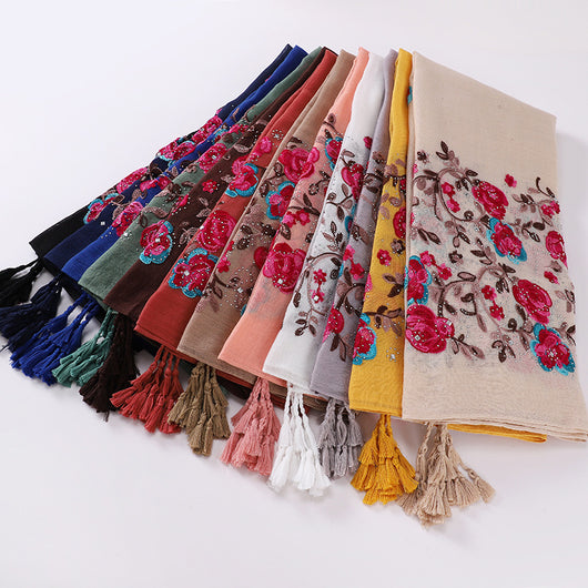 Chal de Viaje Elegante con Bordado Artesanal - Image 3