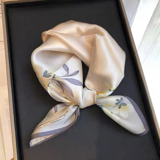 Pañuelo de Seda Beige Cuadrado para Mujer - Versátil y Fácil de Combinar