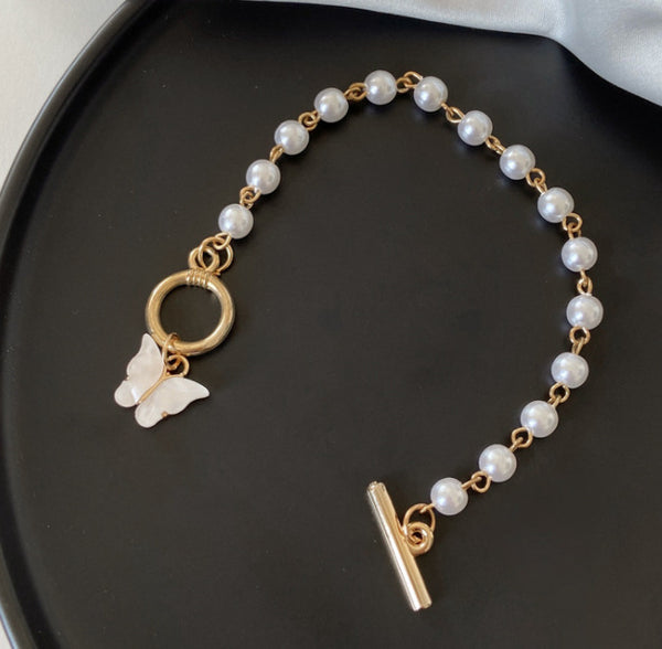 Pulsera de Perla con Dije Mariposa Hada - Elegancia Femenina