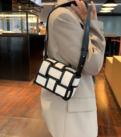 Bolsa de Lona Blanca y Negra con Contraste Elegante - Image 7