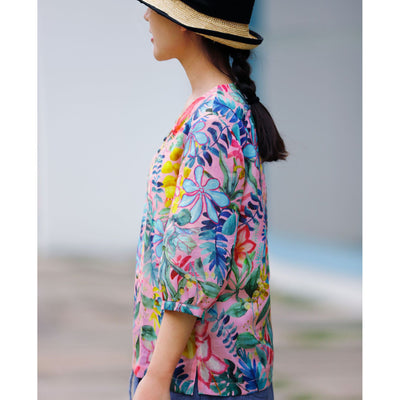 Blusa Literaria de Algodón y Lino con Cuello en V para Viajeras - Image 2