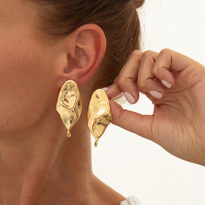 Aretes de Flor Plisada en Metal Líquido - Image 10