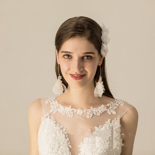 Juego de Peineta Nupcial con Flores de Organza y Aretes Delicados