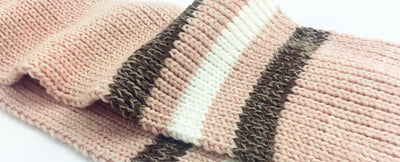 Conjunto de Bufanda, Gorro y Guantes Tejidos en Tonos Cálidos - Image 12