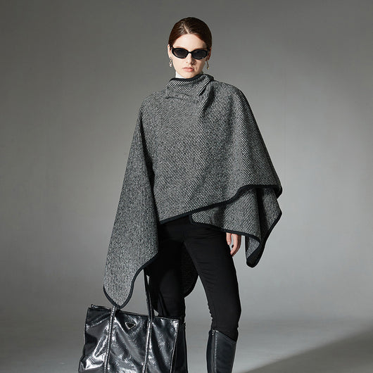 Chal Elegante Negro con Hebilla y Rayas - Image 3