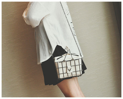 Bolso Bandolera Estructurado de Cuero con Diseño Tridimensional - Image 11