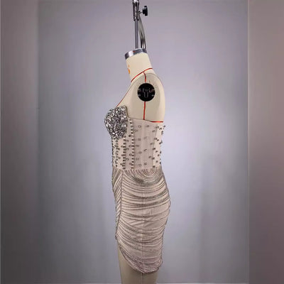 Vestido Mini Ajustado con Hombros Descubiertos y Detalles de Diamantes - Image 4