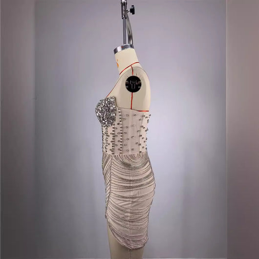 Vestido Mini Ajustado con Hombros Descubiertos y Detalles de Diamantes - Image 4