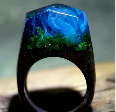 Anillo de Madera Artesanal con Resina del Bosque Encantado