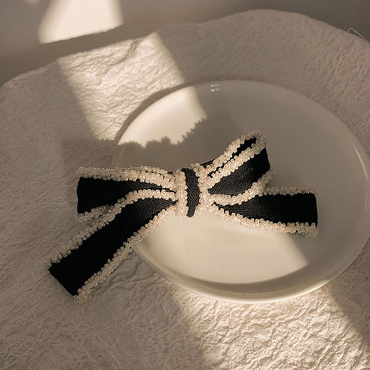 Diadema Elegante con Moño Blanco y Detalles Perlados - Image 6