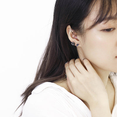 Aretes Sol y Luna con Diseño Elegante y Compacto