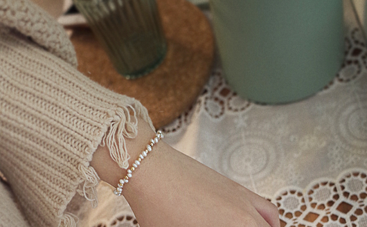 Pulsera Dorada con Bolsita Tejida de Perlas Naturales y Diseño Estelar - Image 4