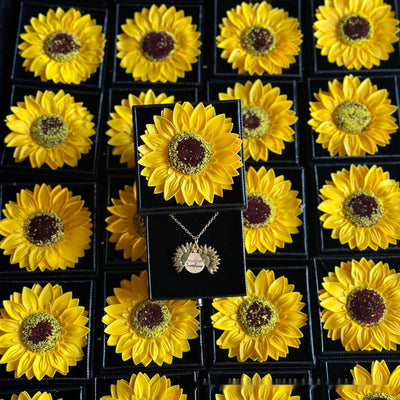 Collar Girasol de Acrílico con Caja de Joyería - Image 4