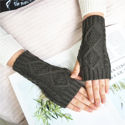 Guantes sin dedos con patrón de diamantes - Image 18