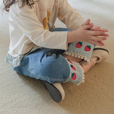 Jeans Casuales con Bordado de Fresa y Encaje - Image 3