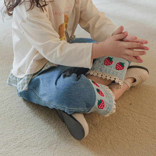 Jeans Casuales con Bordado de Fresa y Encaje - Image 3