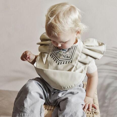 Babero Impermeable con Bolsillo Alas de Ángel para Bebé - Image 12