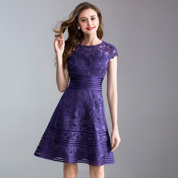 Vestido Entallado de Manga Corta con Bordado - Image 8
