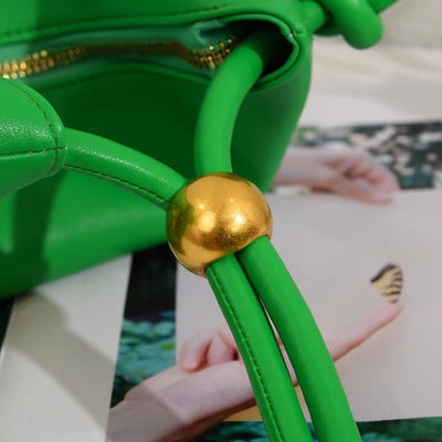 Bolso Axilar de Cuero Vacuno Tejido Liso con Detalles Dorados - Image 14