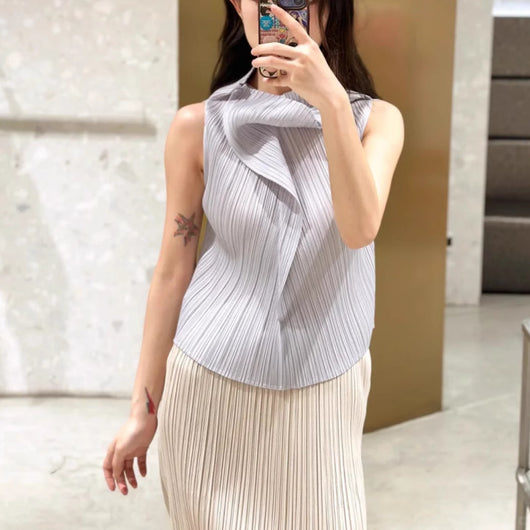 Blusa Plisada sin Mangas Cuello V - Cómoda y Versátil - Image 3