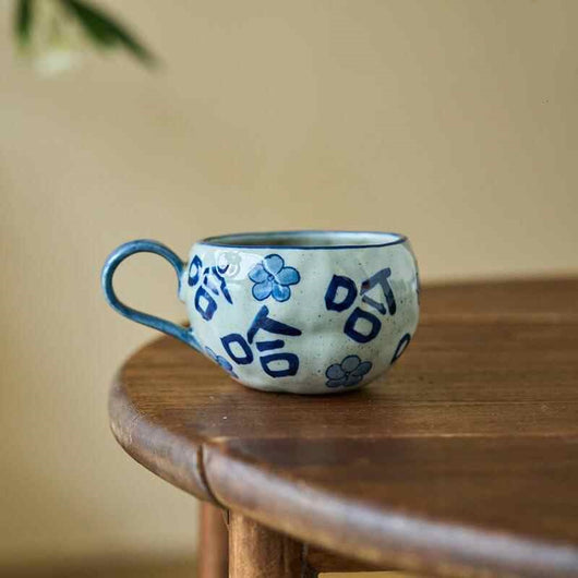 Taza de Cerámica Artesanal Azul y Blanco con Diseño Dibujado a Mano - Image 2