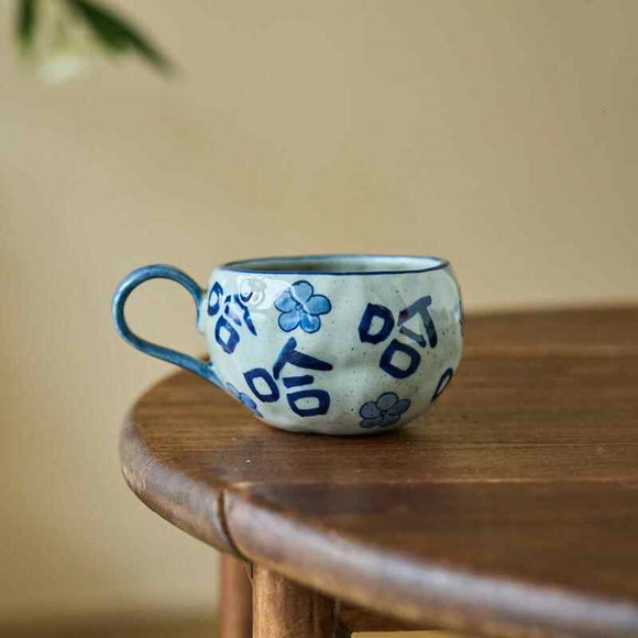 Taza de Cerámica Artesanal Azul y Blanco con Diseño Dibujado a Mano