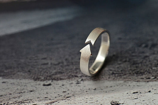 Anillo de Pareja en Plata Esterlina con Diseño de Flecha Cepillada - Image 12