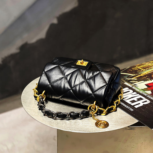 Bolso Bandolera de Cuero Premium con Cadena y Diseño Asimétrico - Image 4