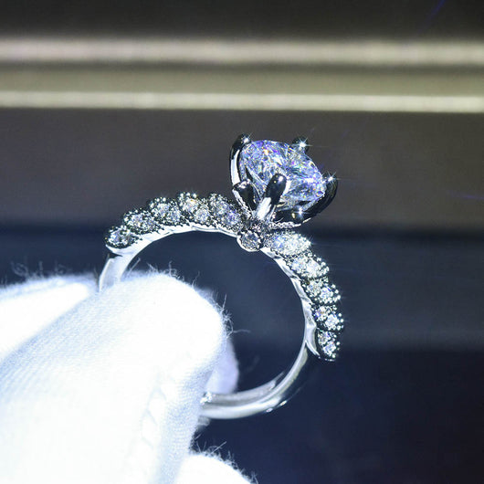 Anillo Diosa de la Fortuna en Moissanita con Baño de Platino - Image 6
