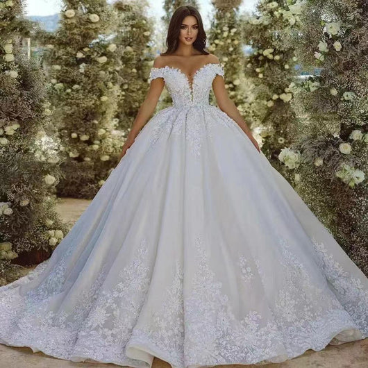 Vestido de Novia Minimalista con Hombros Descubiertos - Image 4