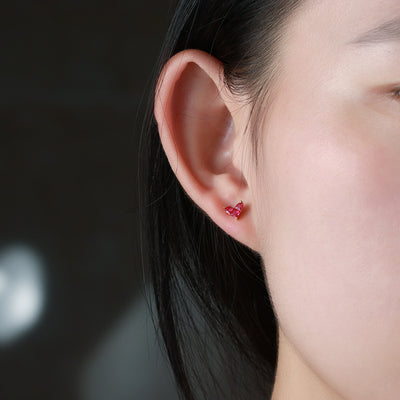 Aretes de Corazón Plata Esterlina con Baño de Oro y Rubí Sintético