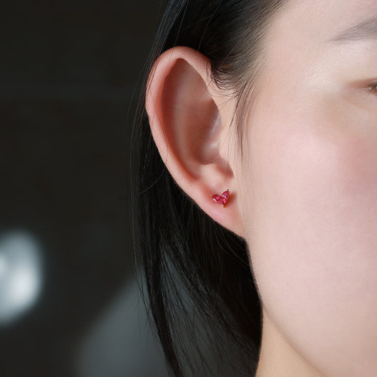 Aretes de Corazón Plata Esterlina con Baño de Oro y Rubí Sintético